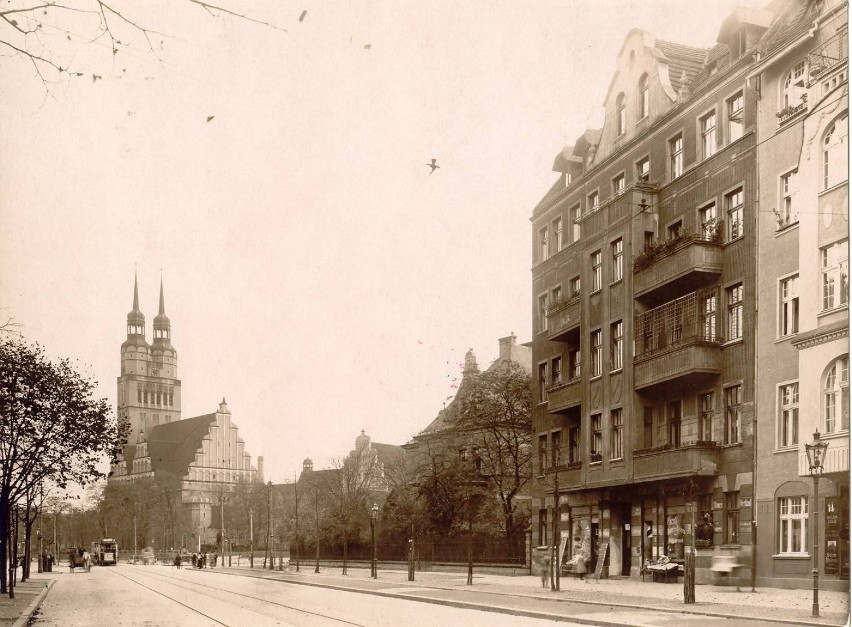 1912 r. Ul. Legnicka. W tle nieistniejący już kościół św....