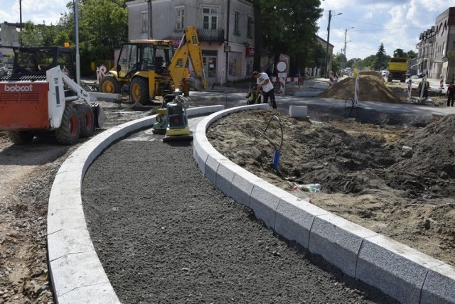 Trwają intensywne prace nad budową ronda na skrzyżowaniu ulicy Rawskiej i alei Niepodległości. Na rondo będzie też wjazd z ulicy Kilińskiego. Prace są już na tyle zaawansowane, że skrzyżowanie nabiera krągłych kształtów. Rondo powstaje w ramach przebudowy ulicy Rawskiej. Inwestycja ma się zakończyć do końca października.