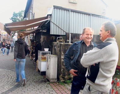 Tadeusz Majewski i Czesław Bigaj robią zakupy na targu