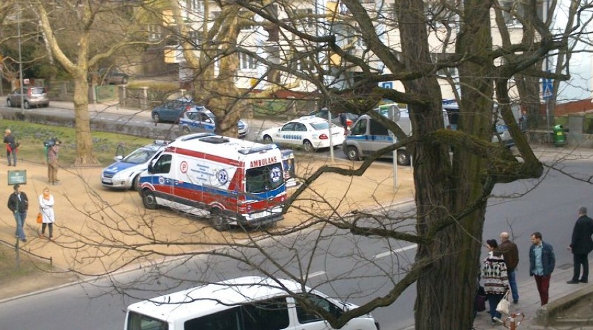 Policjanci zablokowali taksówkę wjeżdżająca w ul. Stanisława Moniuszki.