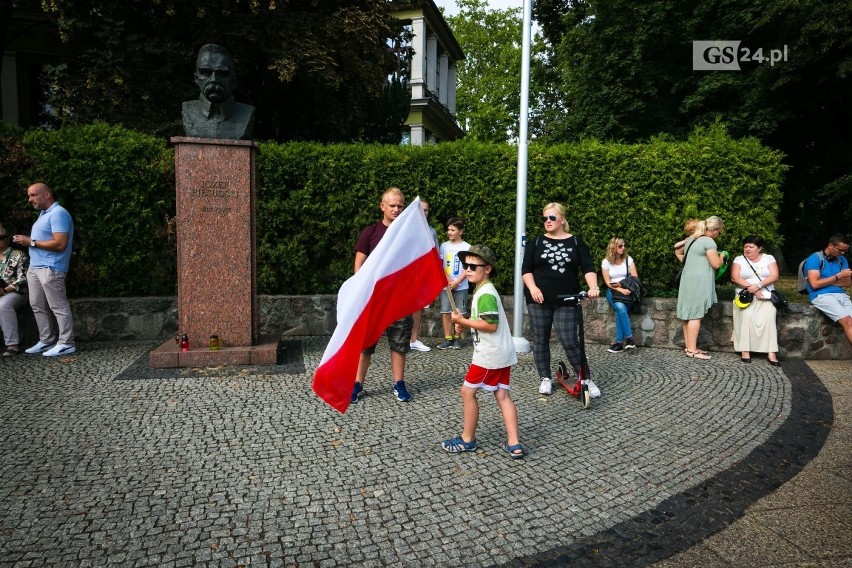 Odpalili race w 75. rocznicę Powstania Warszawskiego. Szczecin w Godzinę "W" [WIDEO, ZDJĘCIA]