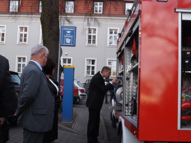 Wolsztyn. Radni powiatowi oglądali nowy wóz strażacki