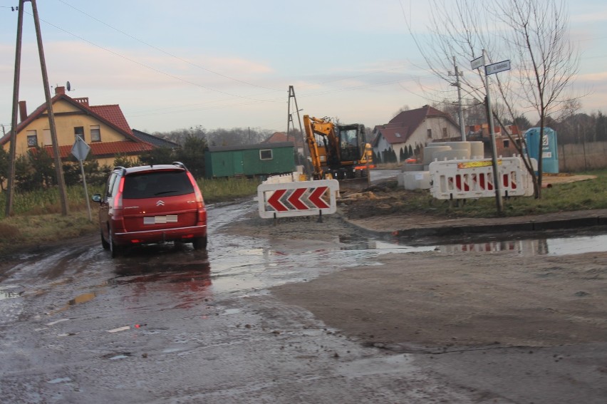 Budowa kanalizacji na ulicach: Łacnowej i Kopernika w Zdunach ruszyła! [ZDJĘCIA]
