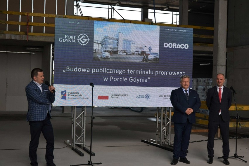 Gdynia: W porcie trwa budowa Publicznego Terminalu Promowego. 9.06.2020 r. uroczyście zawieszono wiechę. Największa inwestycja od ok. 50 lat