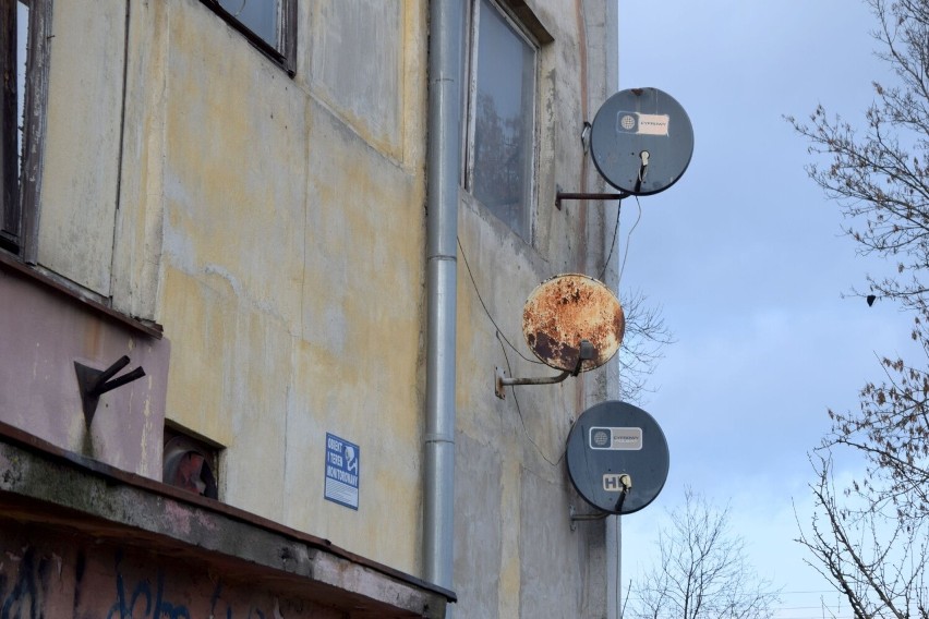 W zdewastowanym wieżowcu przy Młodej 4 w Kielcach nadal mieszkają ludzie. Zostaną wykwaterowani do końca roku. Co dalej z budynkiem?