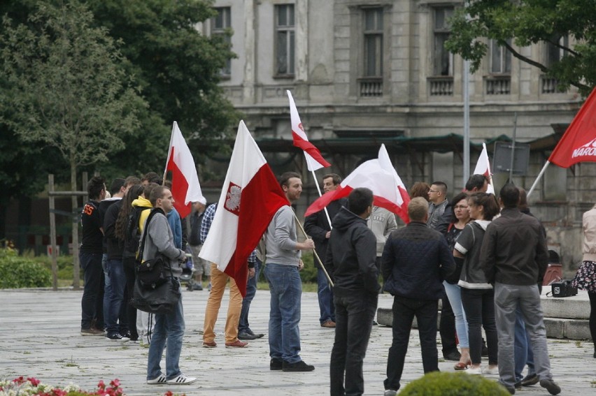 Manifestacja pod pomnikiem wdzięczności w Legnicy (ZDJĘCIA)