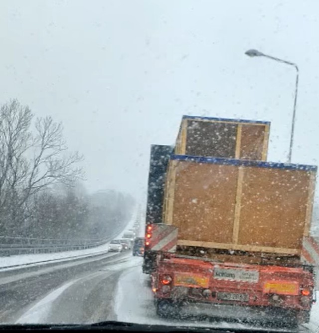 Po opadach śniegu pojawił się problem z podjazdem ciężarówek pod ul. Wodzisławską.