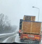 Rybnik: ulica Wodzisławska "przytkana". Samochody ciężarowe nie są w stanie wyjechać pod wzniesienie. To pokłosie opadów śniegu
