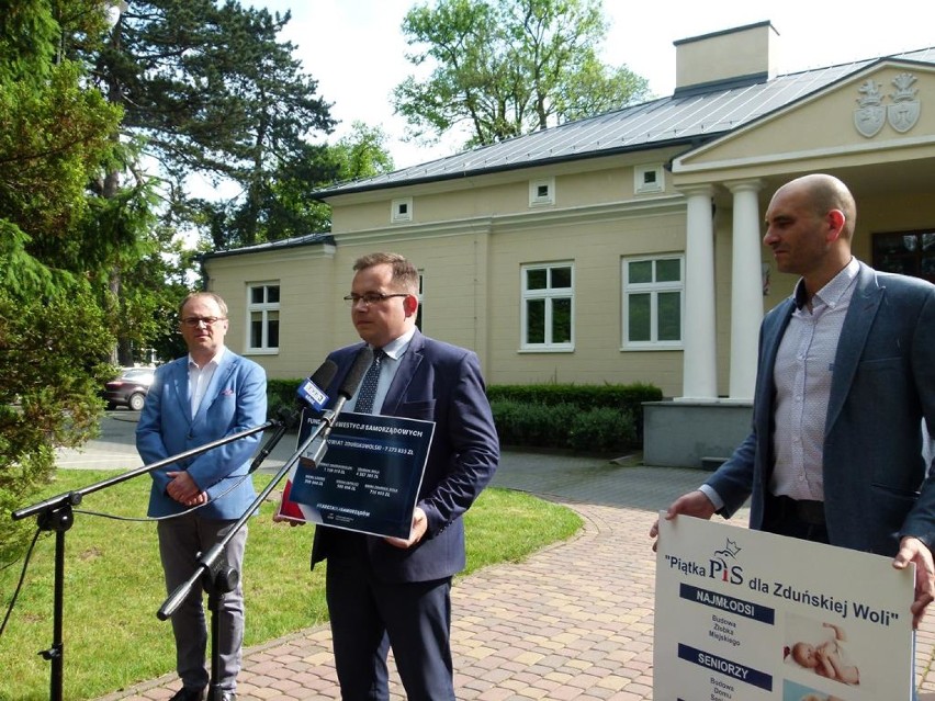 Tarcza antykryzysowa dla samorządów. Poseł PiS Paweł Rychlik mówił o niej w Zduńskiej Woli