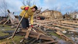 W Sierosławiu (gm. Moszczenica) trwa usuwanie skutków porannej wichury [17.02.2022] Skala zniszczeń poraża ZDJĘCIA