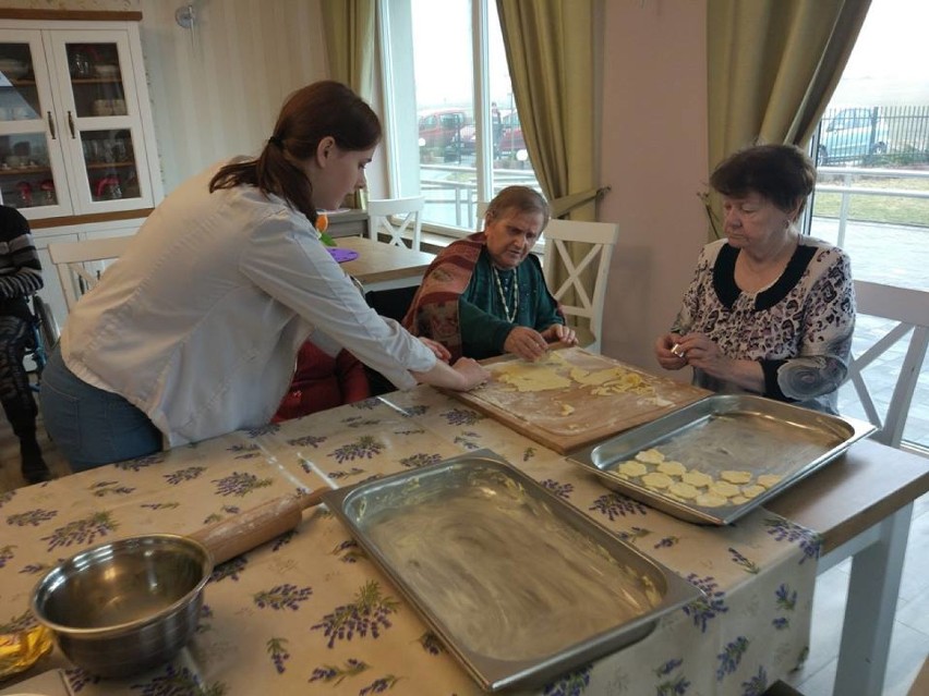 Uczniowie ZS nr 1 w Wieluniu odwiedzili przed świętami dzieci z Domu Samotnej Matki i podopiecznych Domu Seniora