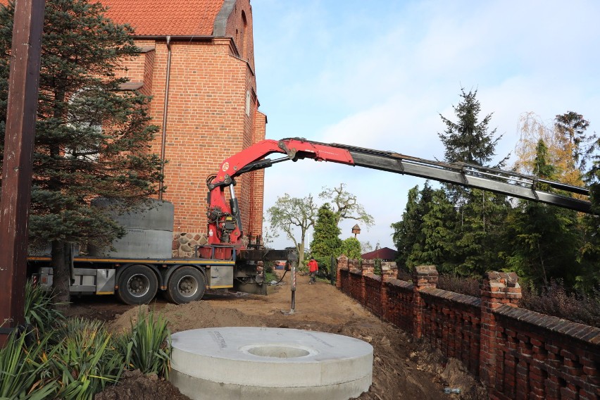 Radziejów. Kolejna inwestycja u o. Franciszkanów. Budują deszczownię o pojemności 30 tys. litrów wody [zdjęcia]