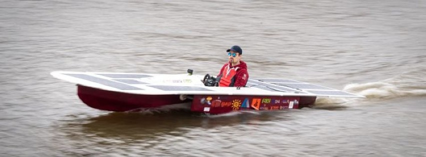Jednoosobowa łódź wyścigowa ma prawie 6 m długości i 1,6...