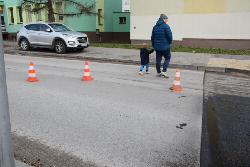Duże utrudnienia na ulicy Koseły w Sandomierzu. Drogowcy kładą ostatnią warstwę asfaltu. Zobacz zdjęcia 