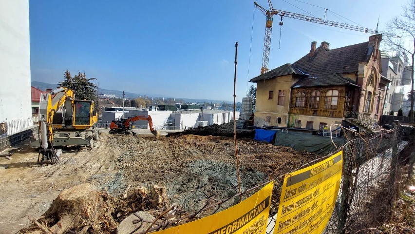 Nowy Sącz. Ruszyła budowa czteropiętrowego apartamentowca obok zrujnowanej Willi Ave. Metr kwadratowy kosztuje ponad 8,5 tys. zł