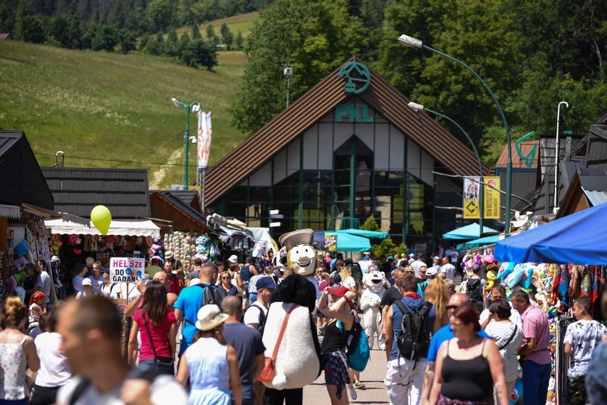 Tłumy osób spacerujących po Krupówkach - 5 lipiec 2018