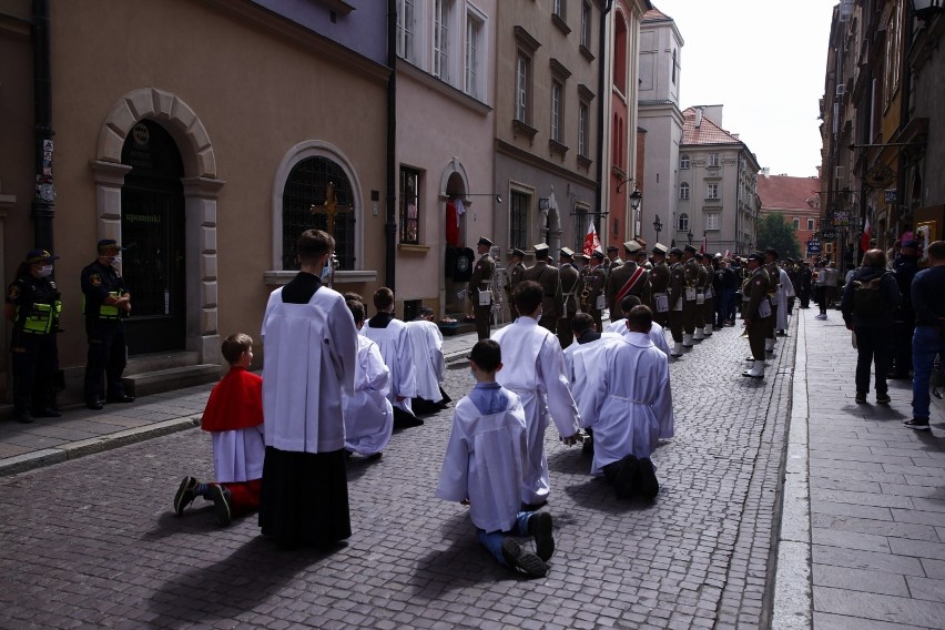 Boże Ciało w czasie epidemii. Tłum warszawiaków na procesji przechodzącej ulicami Starego Miasta 