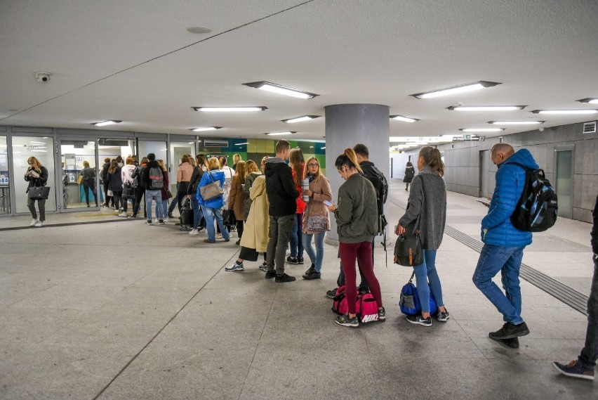 Kolejka do Punktu Obsługi Klienta ZTM Poznań powiększała się...