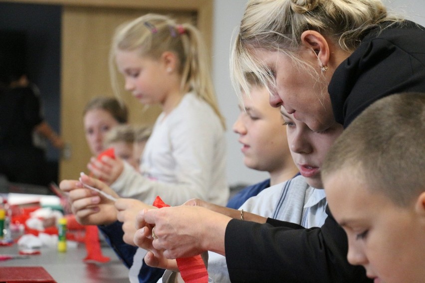 Biało-czerwone kotyliony powstają w urzędzie miejskim w Nowej Soli i szkołach