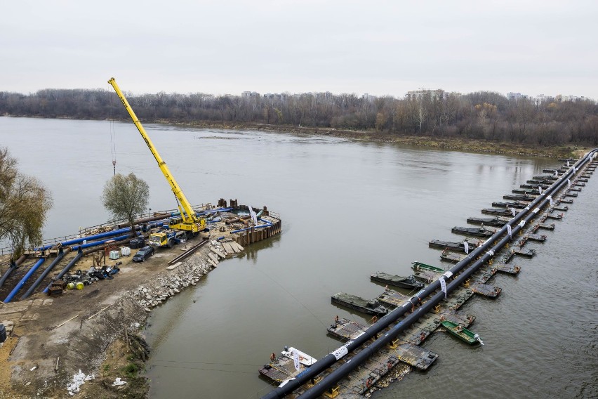 Wojsko demontuje most pontonowy na Wiśle. W akcję zaangażowanych jest 170 żołnierzy oraz około 80 ciężarówek i ciągników
