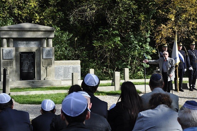 Uczestnicy IV Zjazdu Światowego Związku Żydów Częstochowian odwiedzili cmentarz żydowski [ZDJĘCIA]