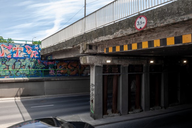 Wiadukt nad ulicą Globusową we Włochach przejdzie gruntowny remont. Informację tę przekazał Zarząd Dróg Miejskich wskazując, że prace budowlane wystartują już w niedzielę, 19 lutego.