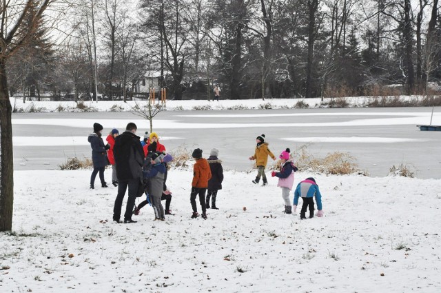 Powraca prawdziwie zimowa aura z temperaturami poniżej zera i opadami śniegu. I mowa nie tylko o terenach górskich Dolnego Śląska, ale także o Wrocławiu. W sobotę w mieście powinno zrobić się biało, a śnieg zacznie padać już w piątek wieczorem. Jest szansa, że zostanie z nami na kilka dni, bo temperatury obniżą się.