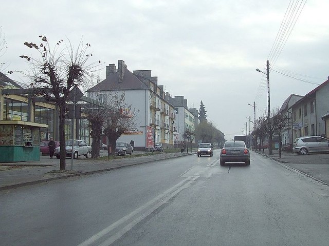 Pajęczno, woj. łódzkie,główna ulica miasta (ul Kościuszki, fragment drogi krajowej 42)