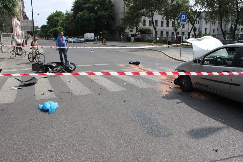 Wypadek na Wólczańskiej w Łodzi.  Zderzenie samochodu ze skuterem. Ranny kierowca [ZDJĘCIA]