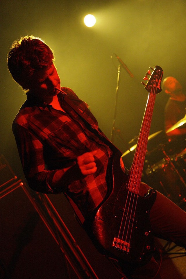 Basista Kyuss - Jacques de Haard - palący papierosa podczas kr&oacute;tkiej przerwy między piosenkami. Fot. Kamil Downarowicz