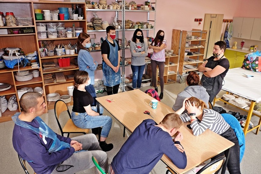 Uczniowie II LO podczas zajęć w pracowni ceramicznej...