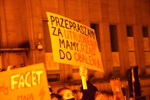 Hasła na plakatach niesionych podczas Strajku Kobiet w Bielsku-Białej