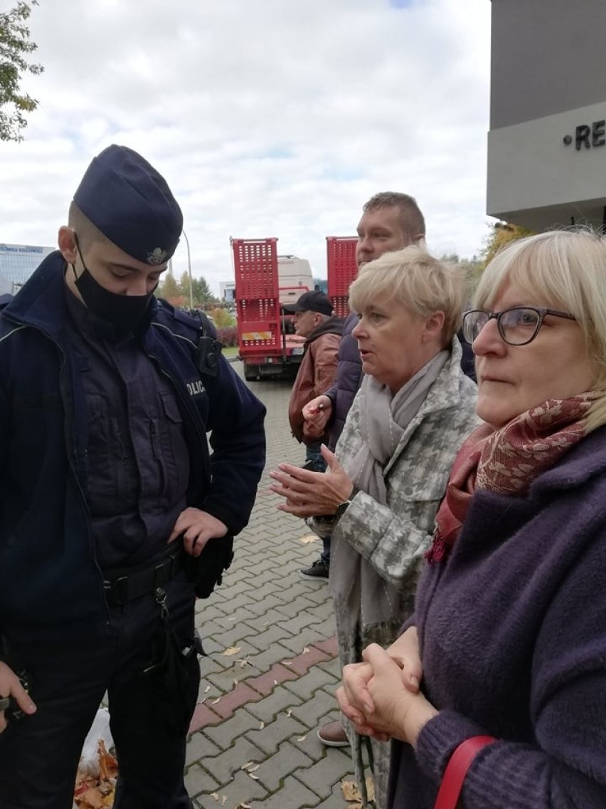 Protest i policja przy Dominikańskiej w Rzeszowie. Wycinka trwa dalej? Mieszkaniec: Teren ogrodzili ochroniarze w kominiarkach [ZDJĘCIA]