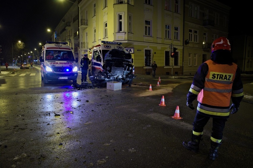 Wypadek w Tarnowie. Karetka zderzyła się z konwojem poczty [ZDJĘCIA]
