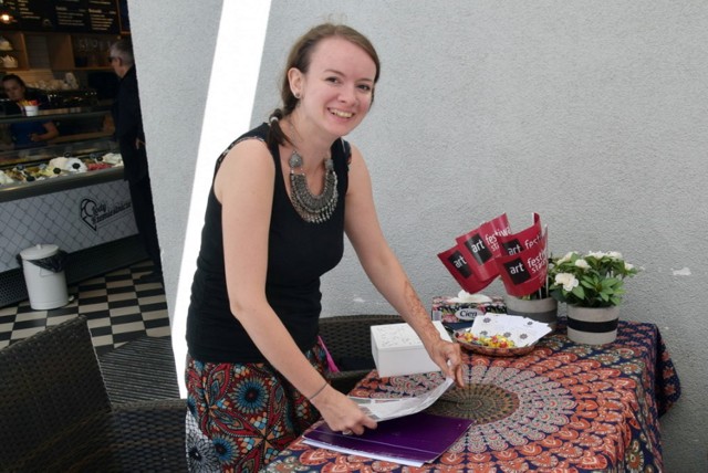Agata Jeżow podczas majowego ArtFestiwalu Stargard 2018 malowała mieszkańców henną w bistro Artisan.