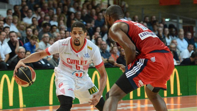 Tywain McKee (z piłką) ten sezon rozpoczął we francuskim Cholet Basket.