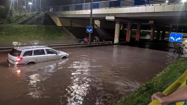 Na ulicach Sandomierza było tyle wody, że samochody tonęły. Zobaczcie więcej zdjęć >>>