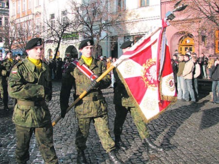 Leszczyński pułk jest bardzo związany z życiem miasta. Uroczyste przysięgi młodego rocznika odbywają się na Rynku - FOT. KINGA ZYDOROWICZ (pulk oraz pulk2)