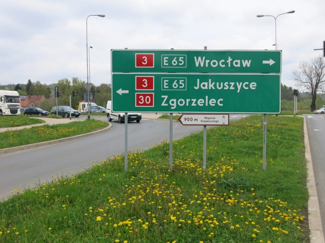 Nikt jeszcze nie policzył ile takich znaków jest w Polsce, ale prawdopodobnie trzeba je będzie wszystkie wymienić.