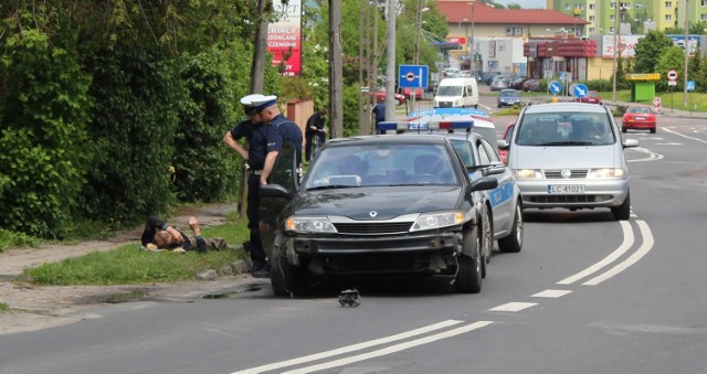 Wjechał w słup, później chciał uciec z miejsca zdarzenia