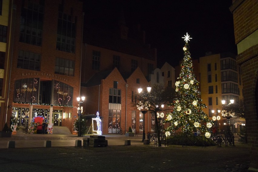 Elbląg w świątecznym klimacie - iluminacja Bramy Targowej, choinki i rozświetlone ulice wprowadzają świąteczny nastrój