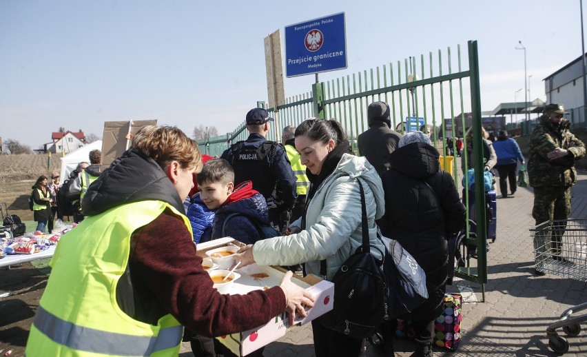 Kolejka uchodźców wojennych w Medyce. Matki z dziećmi czekają na transport do Przemyśla lub docelowych miejsc w Polsce [ZDJĘCIA]