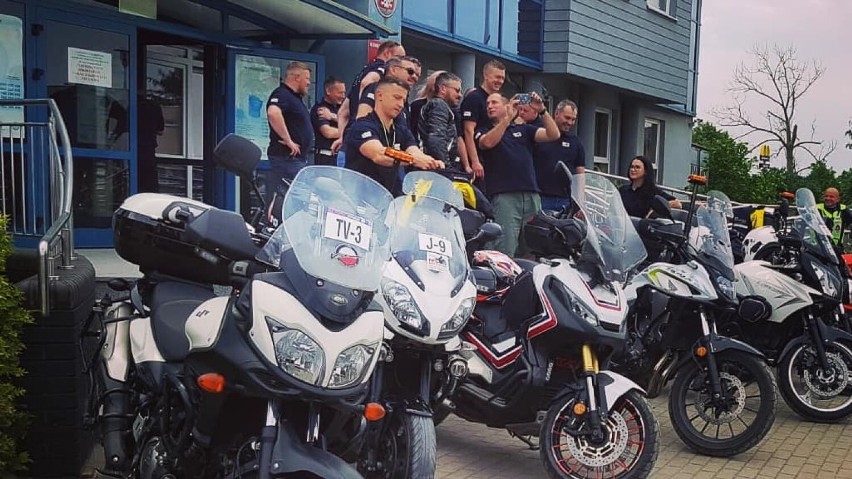 Policjanci z motocyklistami z grupy APC Motopasja o bezpieczeństwie ZDJĘCIA