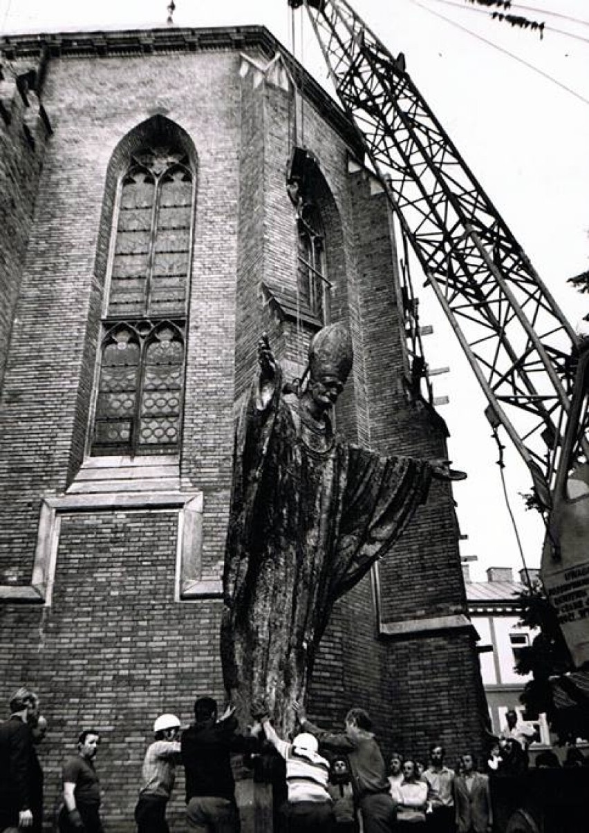 Montaż pomnika Jana Pawła II przy katedrze w Tarnowie w...