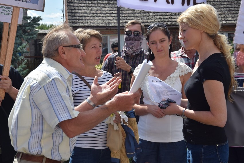 Na protest mieszkańcy zabrali ze sobą transparenty, syrenę...