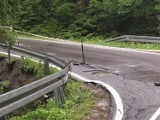Ochotnica Dolna. Zniszczona została droga na Przełęczy Knurowskiej [ZDJĘCIA] 