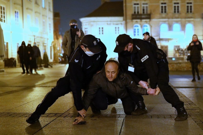 Wyrok sądu w Piotrkowie w sprawie legitymowania na Rynku Trybunalskim podczas Strajku Kobiet, 10.11.2022. Miażdżący dla policji