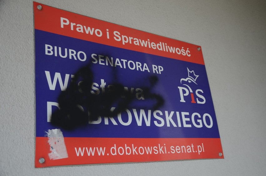 Elewacja biura senatora PiS została pomazana sprayem