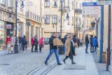 Nowy Sącz. Kolejki po pączki w tłusty czwartek. Dzisiaj nikt nie liczy kalorii. Z różą, adwokatem, a może z czekoladą? [ZDJĘCIA]