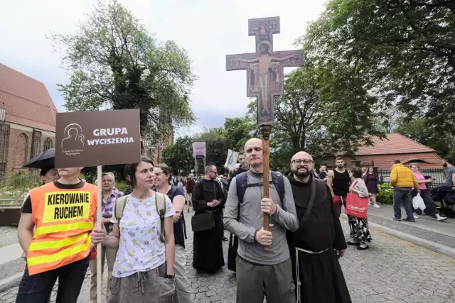 6 lipca po godz. 9:00 Poznańska Piesza Pielgrzymka wyruszyła spod katedry na Jasną Górę po raz 88. W tym roku odbywa się ona pod hasłem „Oto stało się nowe”. Tłumy wiernych po mszy świętej wyruszyły w trasę. 


Zobacz zdjęcia --->